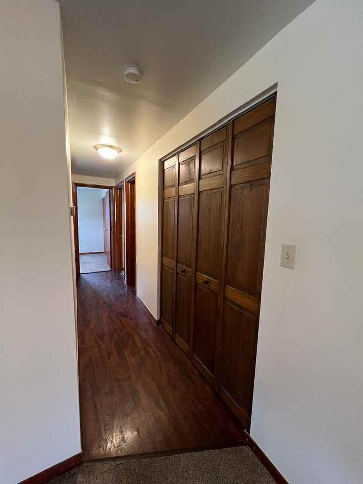 1046 Leslie Ln - Photo 7 of 17