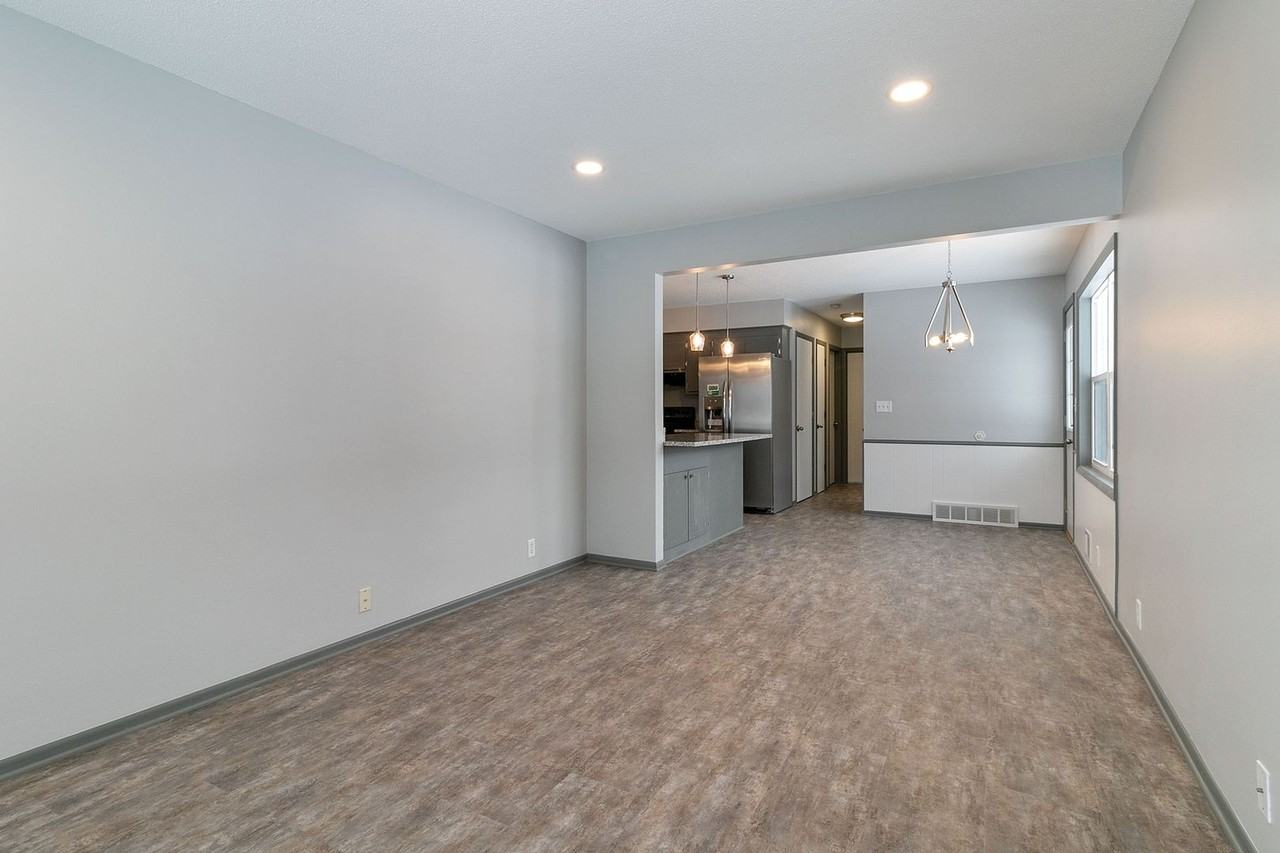 797 Greenway Ave N - Photo 2 of 13