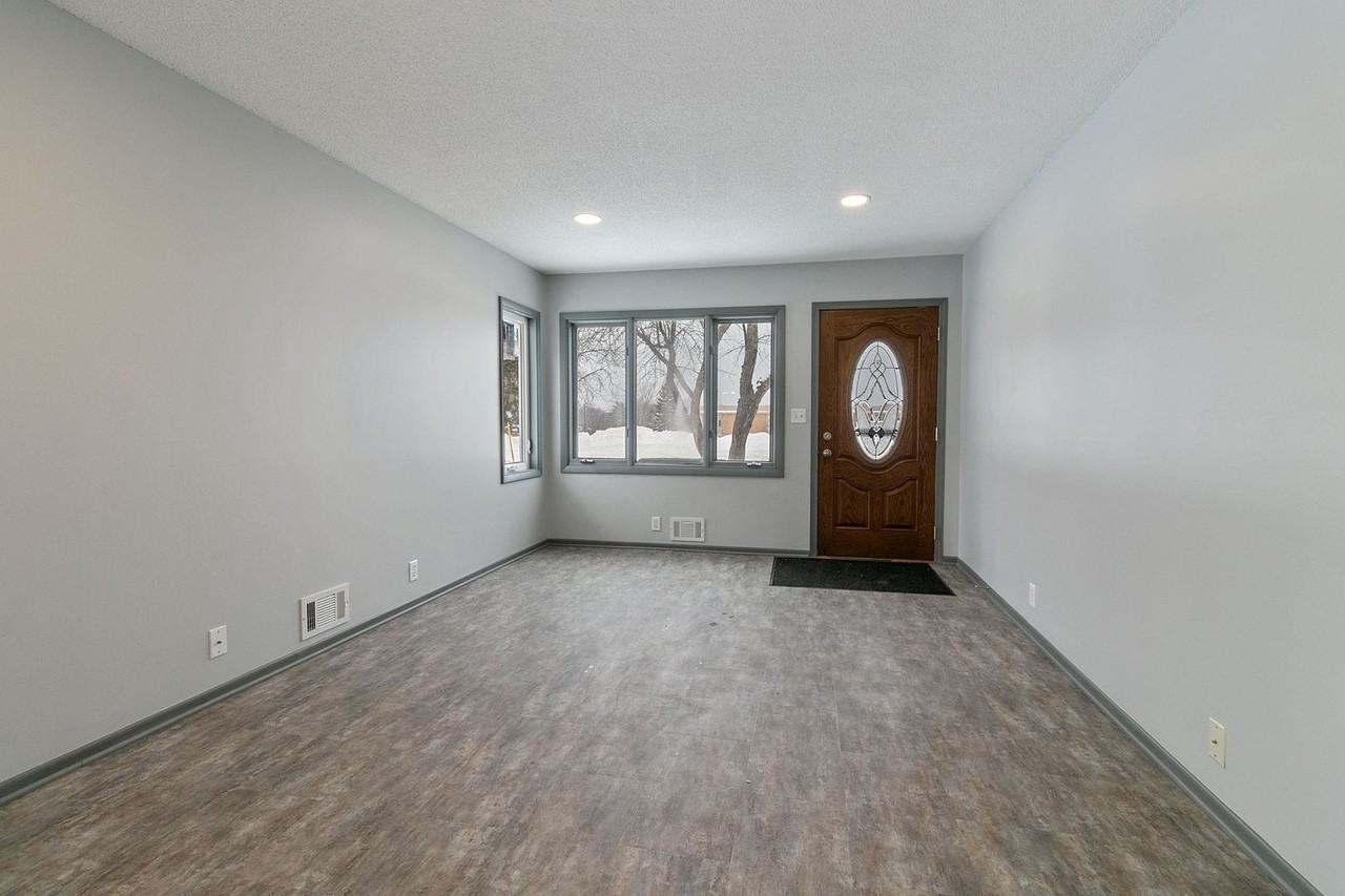 797 Greenway Ave N - Photo 4 of 13