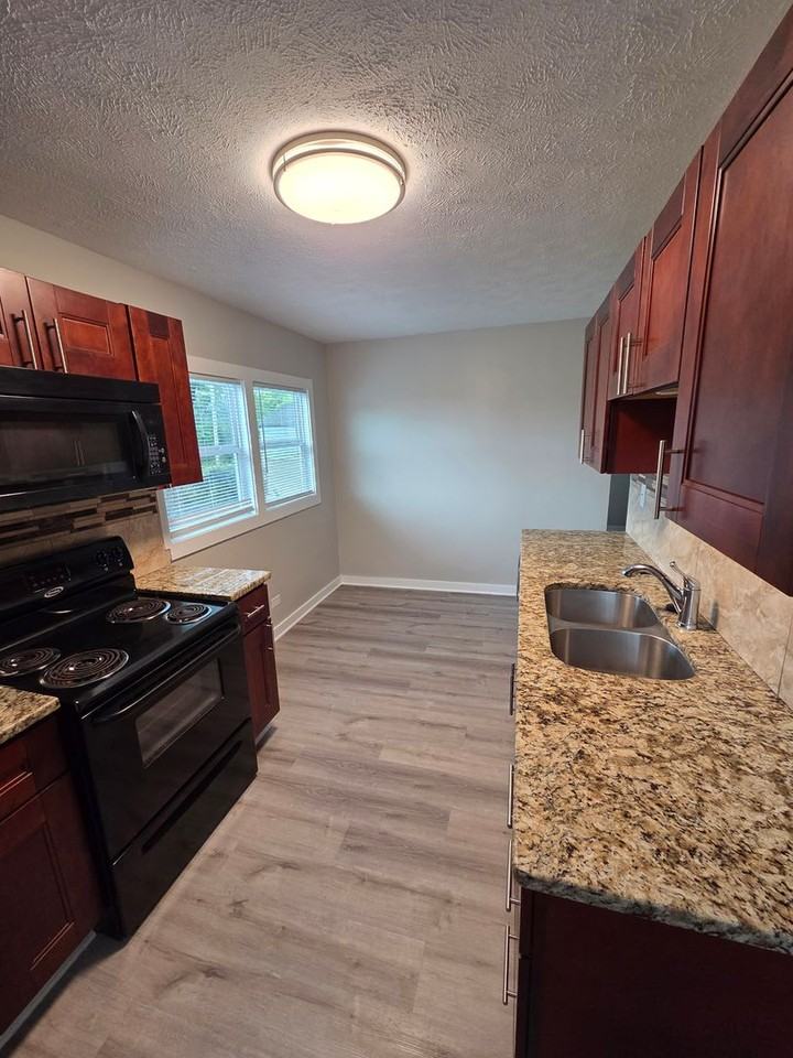 7725 Webster St - Photo 4 of 13