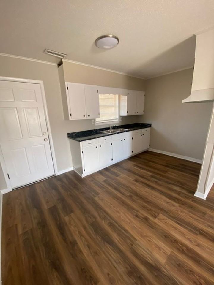 972 Cedar Springs Rd Se - Photo 4 of 8