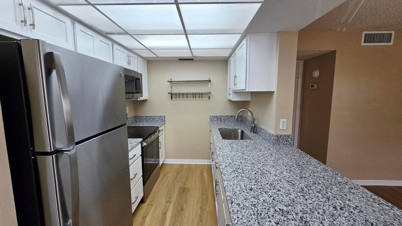 203 46th Avenue Ter W - Photo 3 of 17