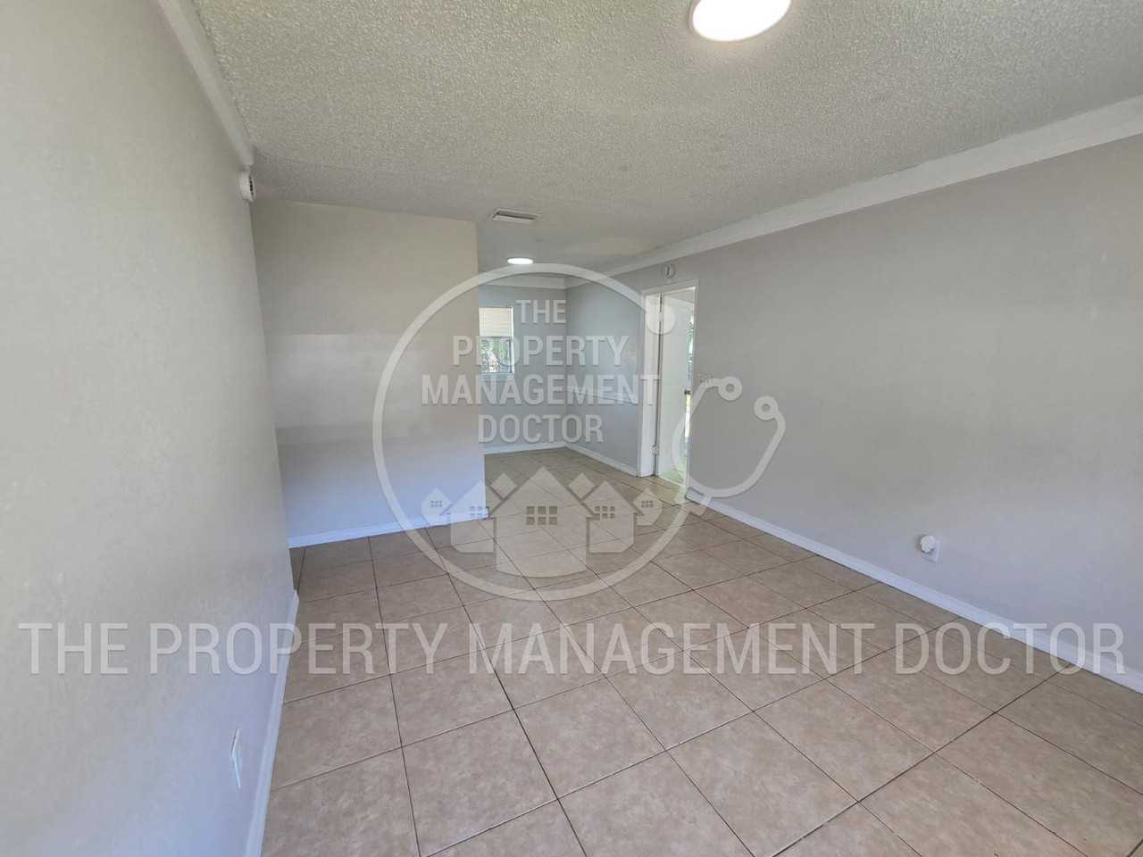4914 S 84th St - Photo 5 of 22