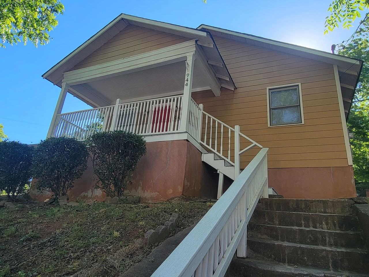 944 Smith St Sw - Photo 3 of 21