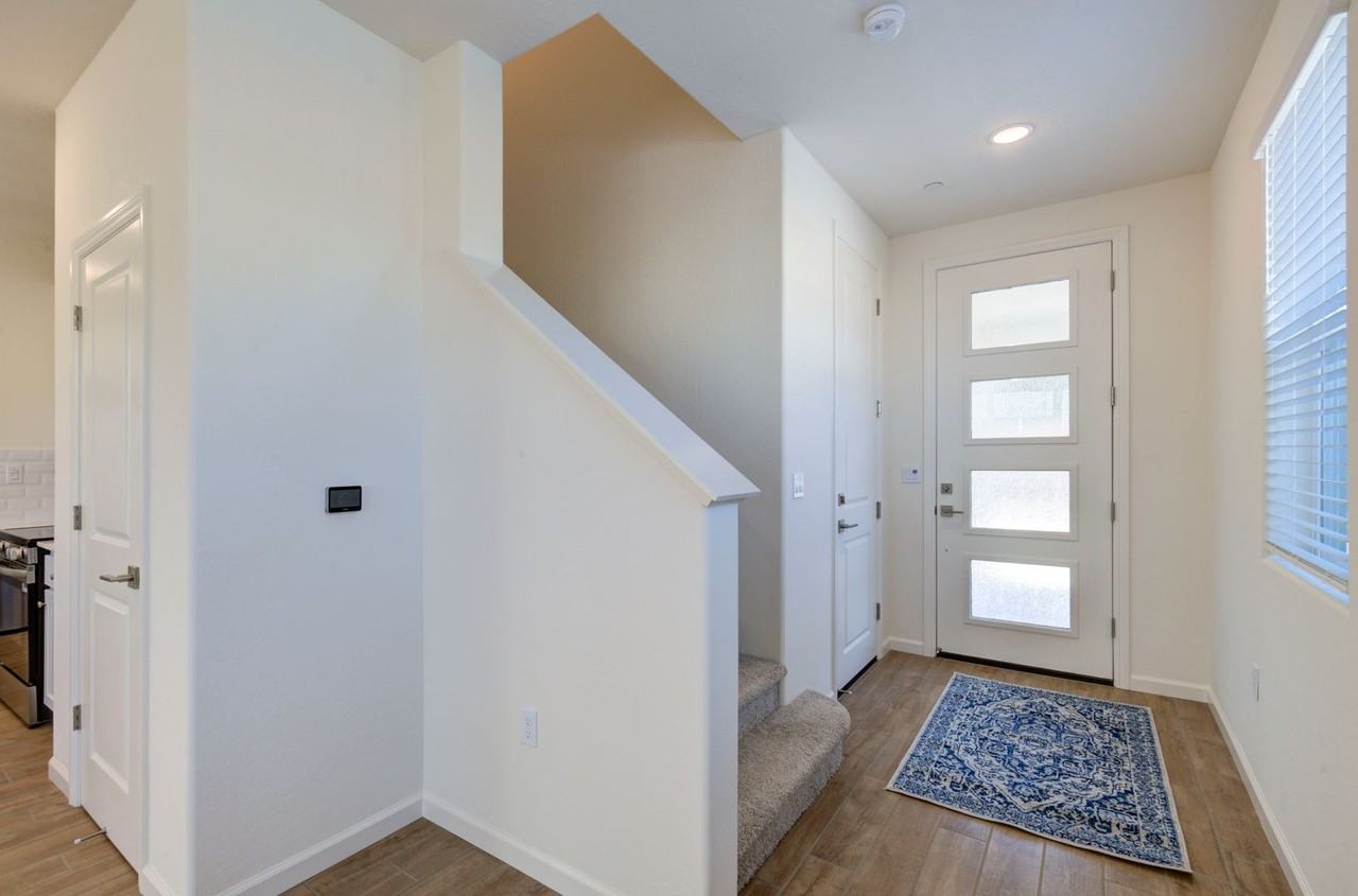 1527 Foxhill Ln - Photo 4 of 17