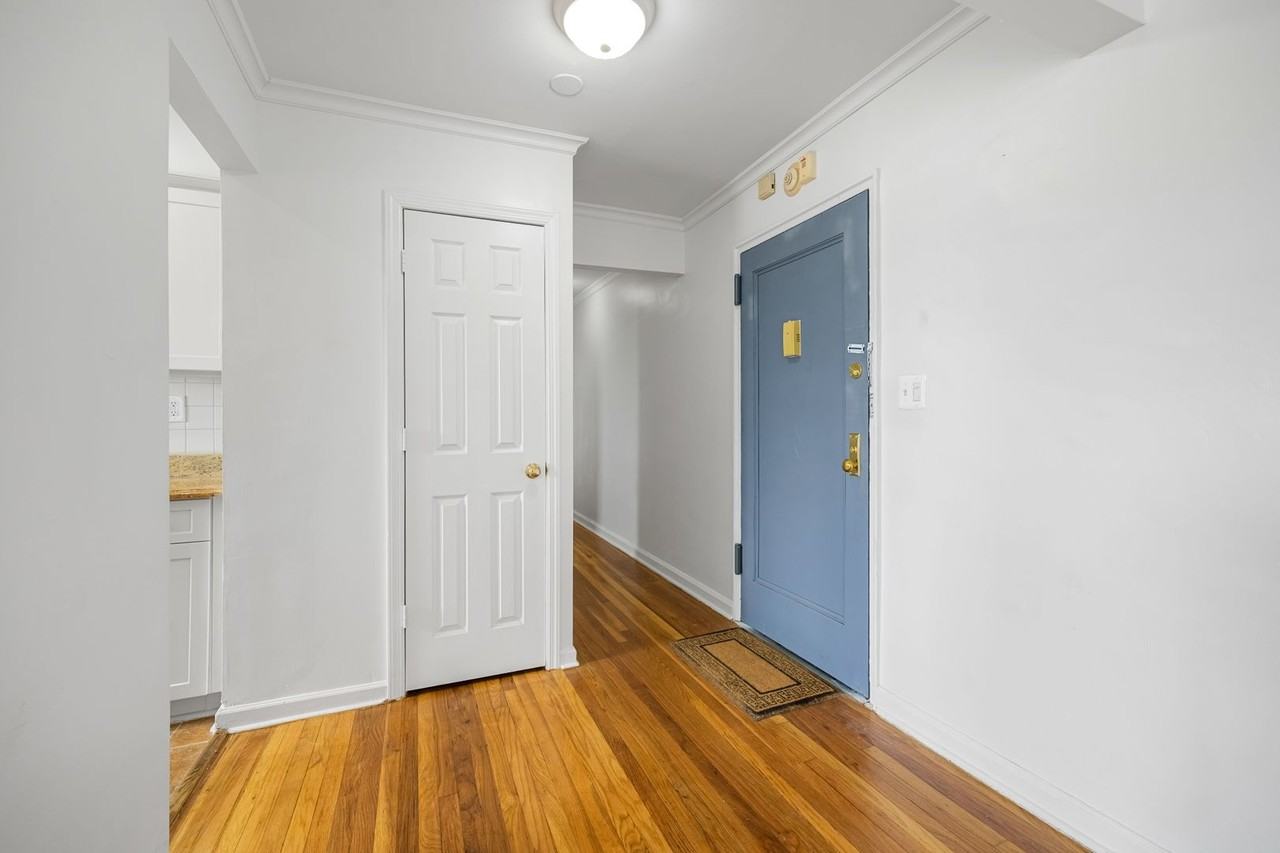 2335 Hudson Ter - Photo 4 of 16