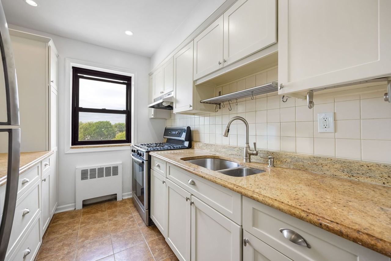 2335 Hudson Ter - Photo 5 of 16