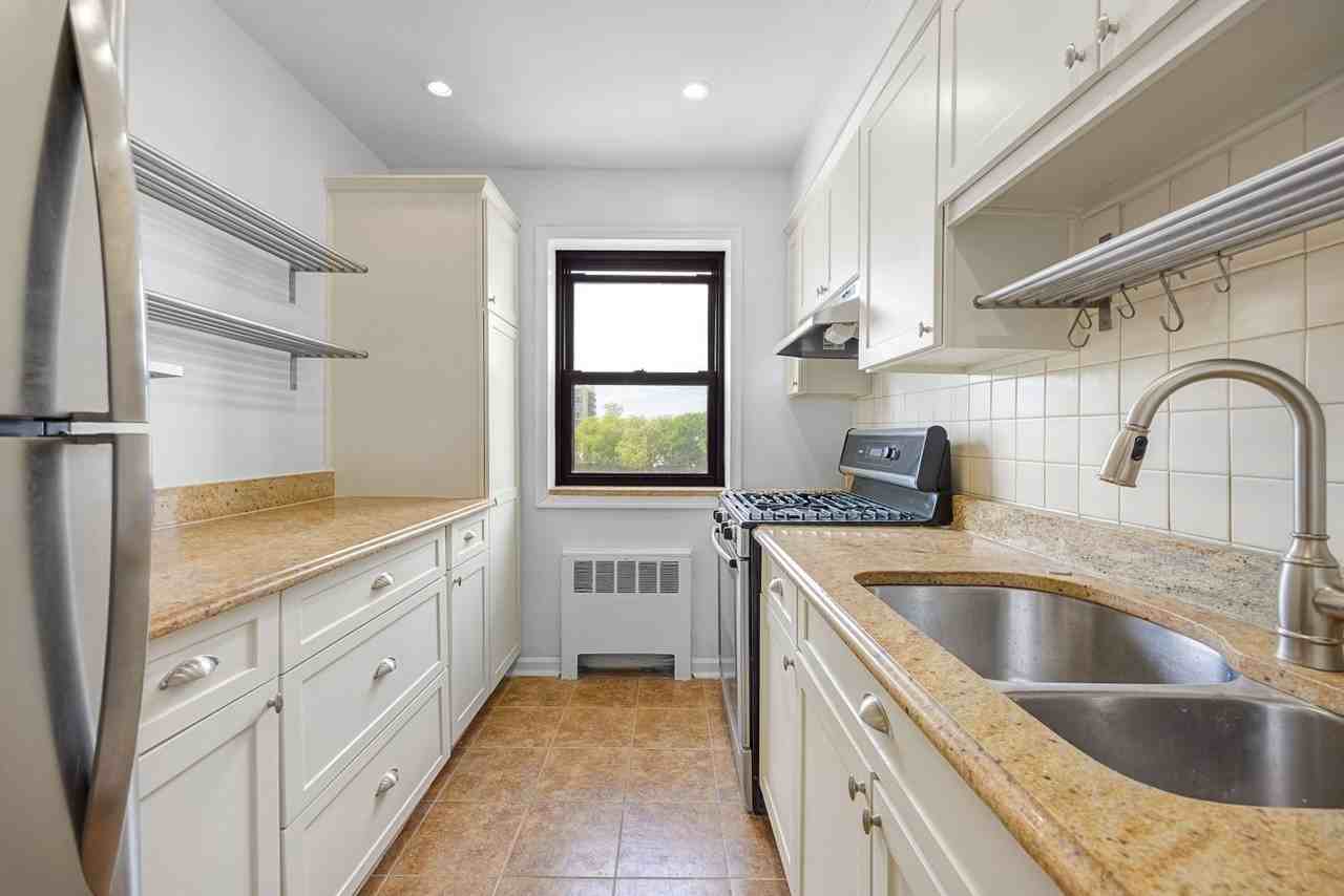 2335 Hudson Ter - Photo 6 of 16