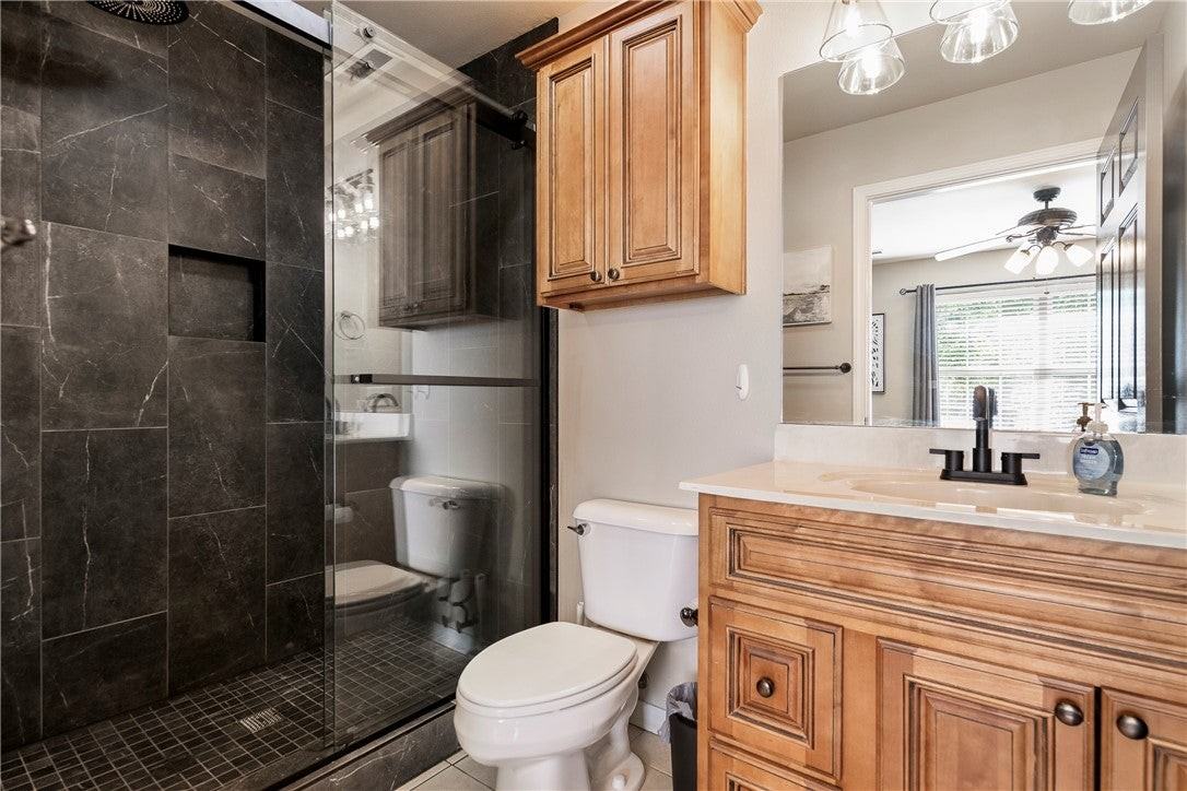 205 Ne J St - Photo 5 of 9