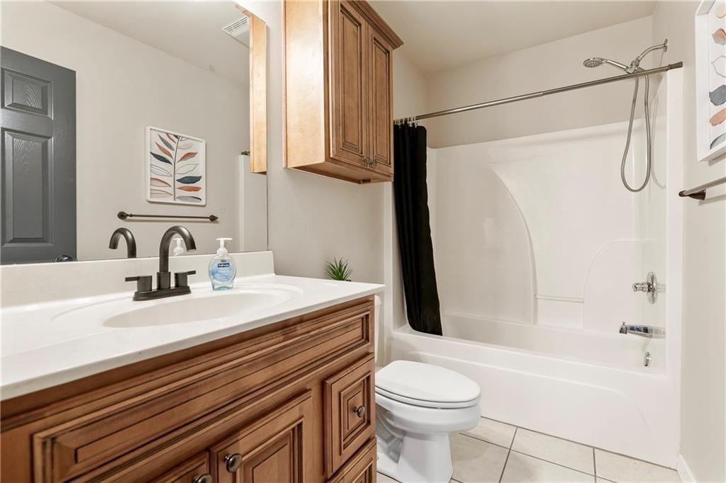 205 Ne J St - Photo 7 of 9