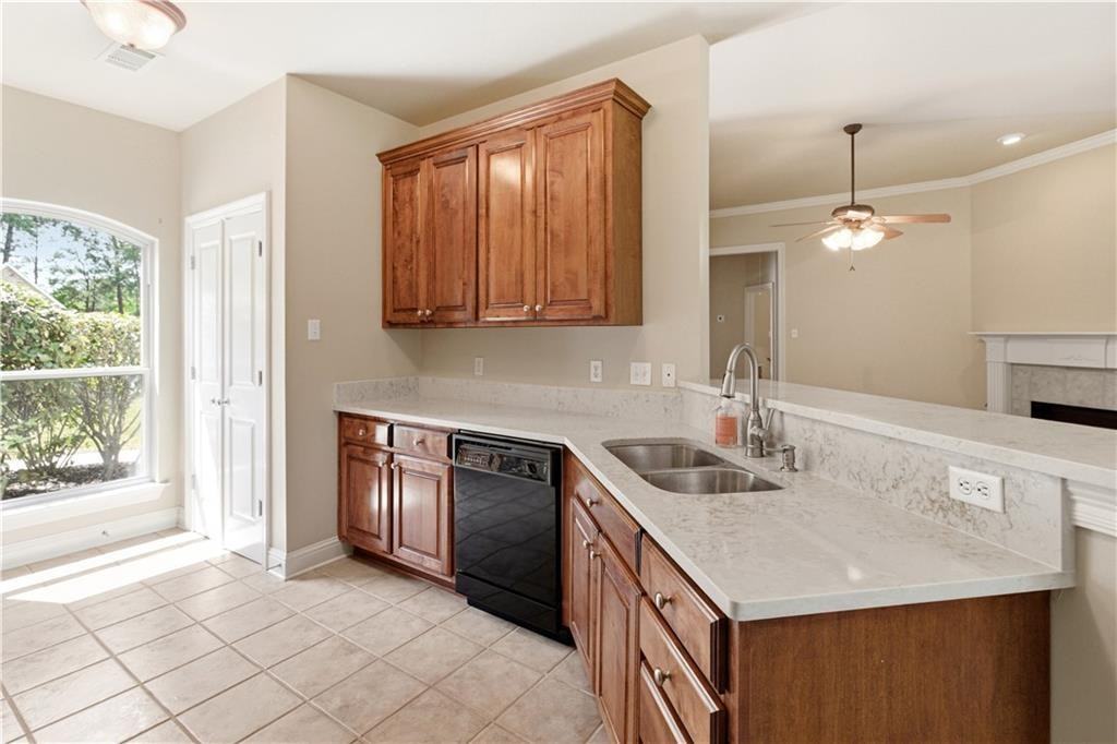 711 Lionel Ct - Photo 4 of 33