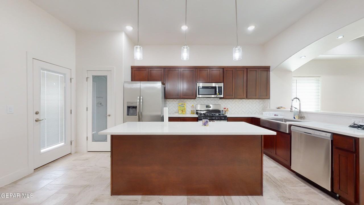 440 Soleil Rd - Photo 5 of 38