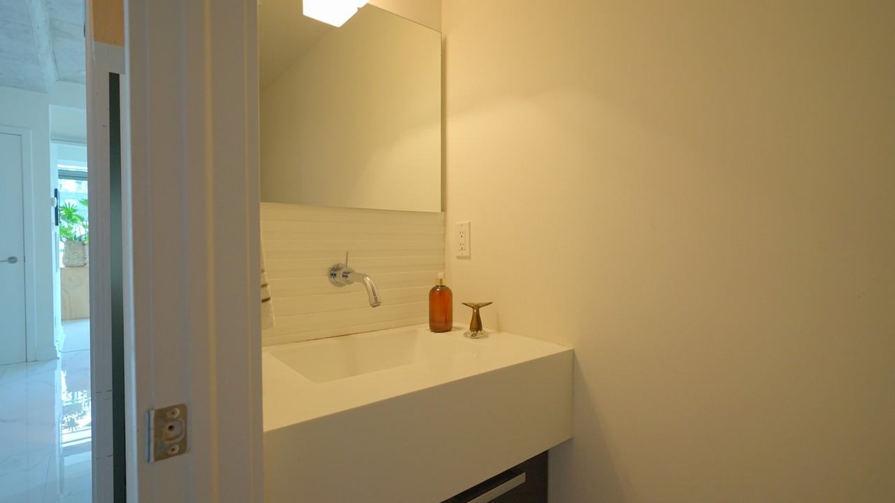 55 Condo Tower #831 - Photo 4 of 49
