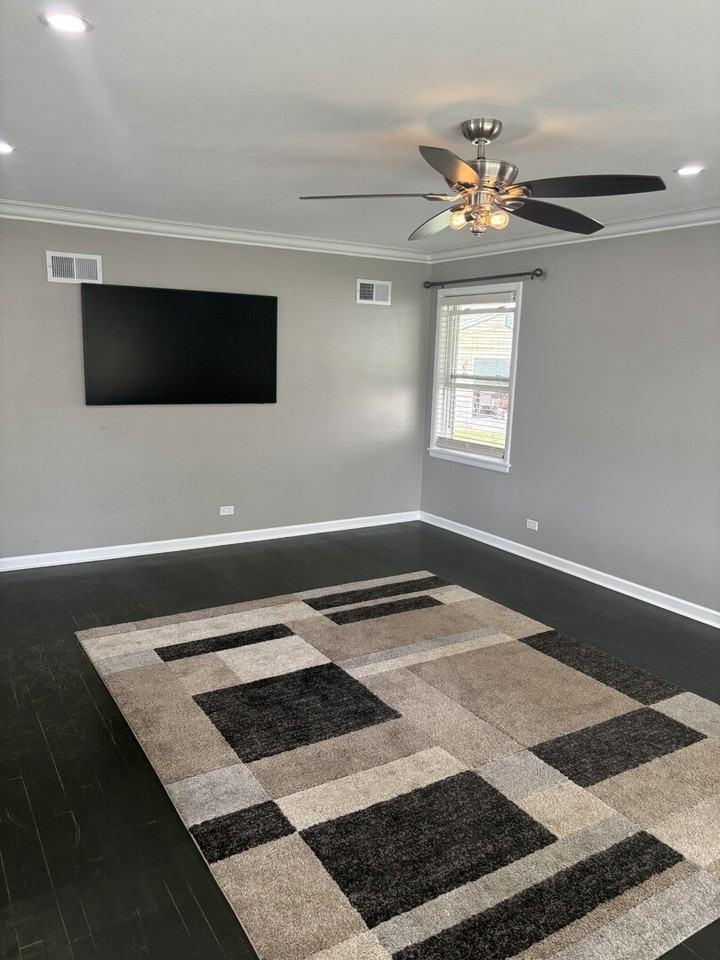 202 N Bierman Ave - Photo 3 of 18