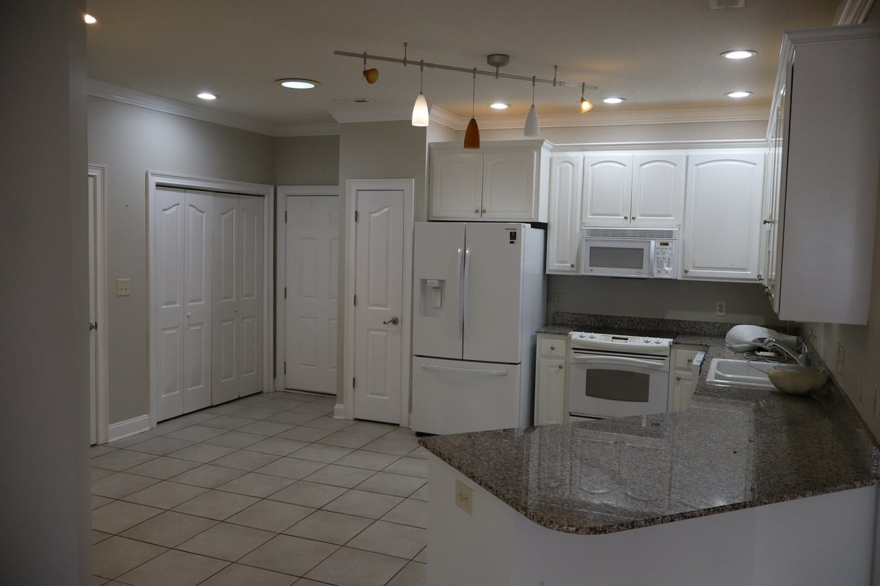 1482 Saint Thomas Cir #1 - Photo 7 of 10