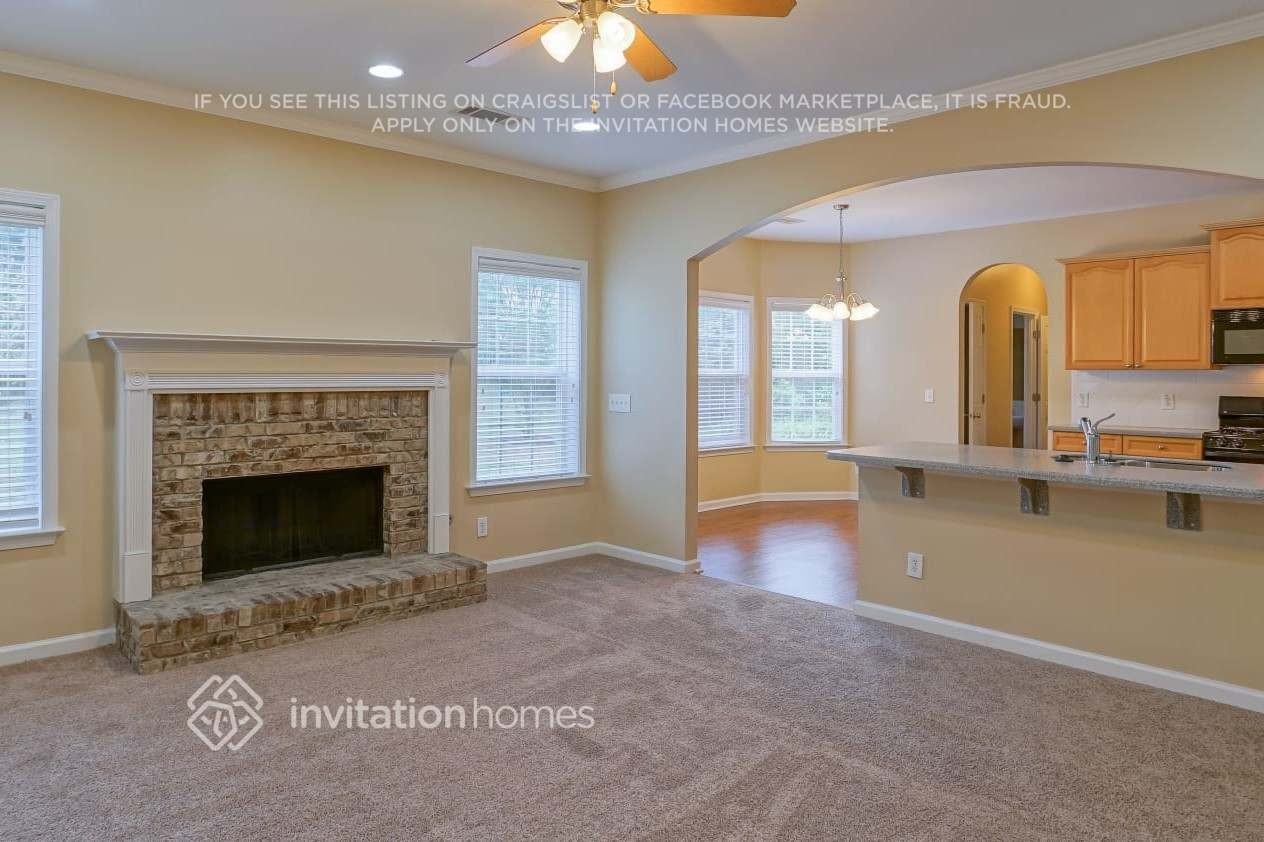 940 Island Bluff Ln - Photo 2 of 12