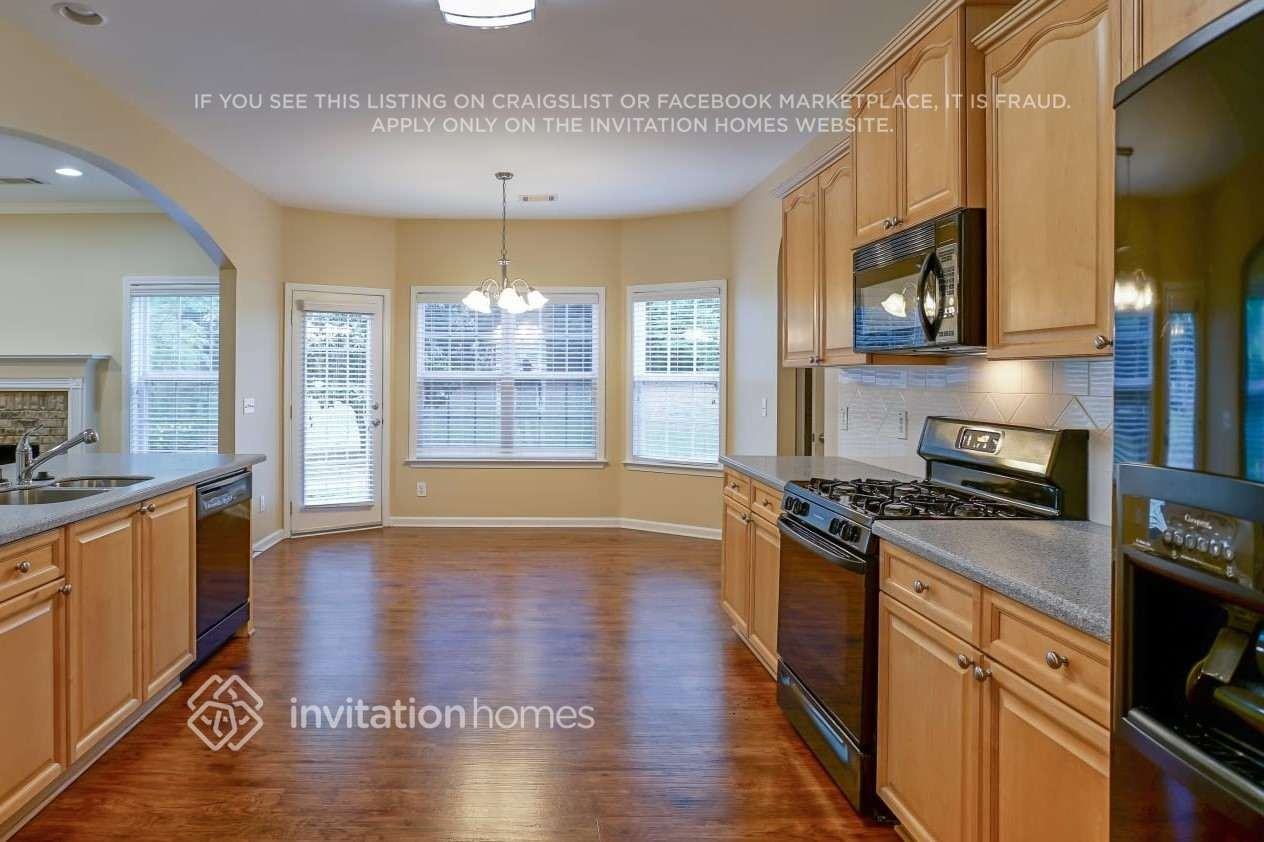 940 Island Bluff Ln - Photo 3 of 12