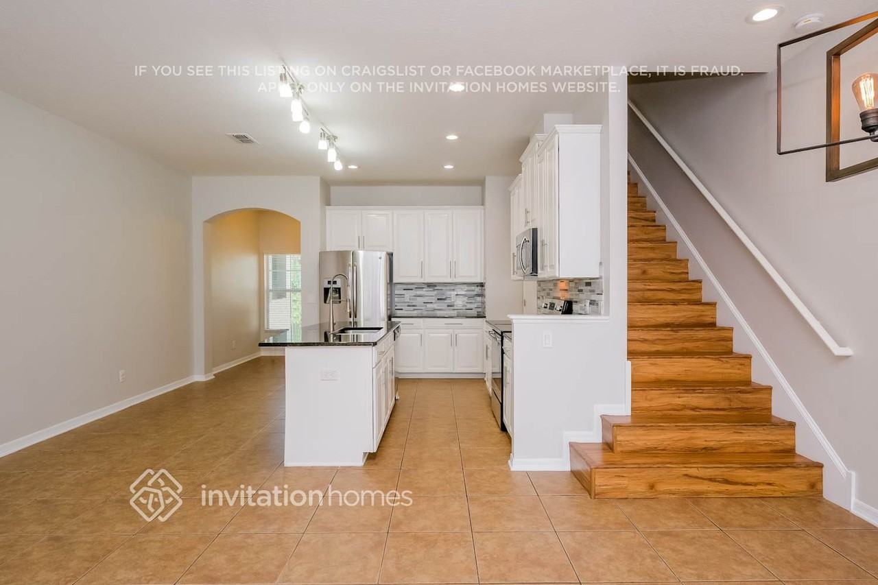 12592 Streamdale Dr - Photo 3 of 15
