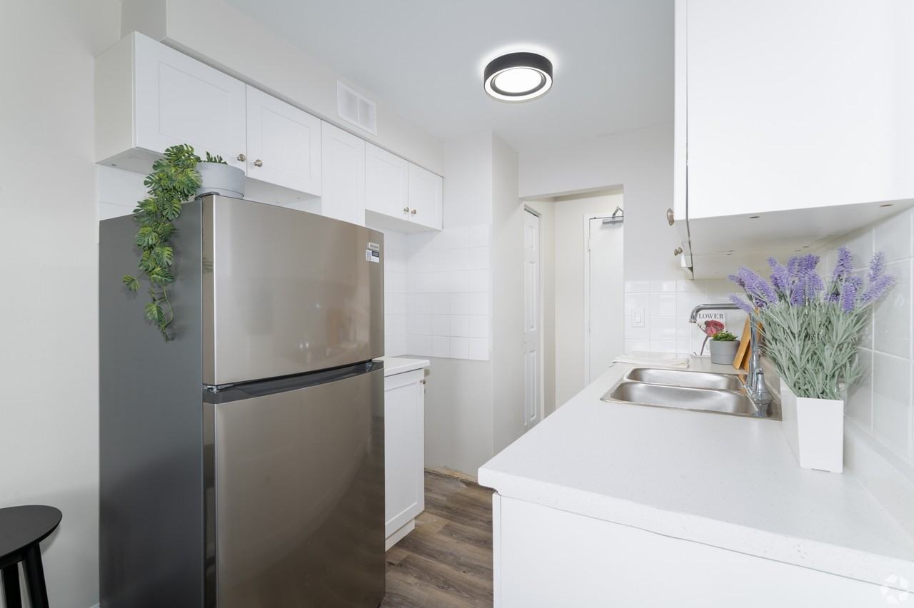 401 Main Street East - Photo 3 of 12