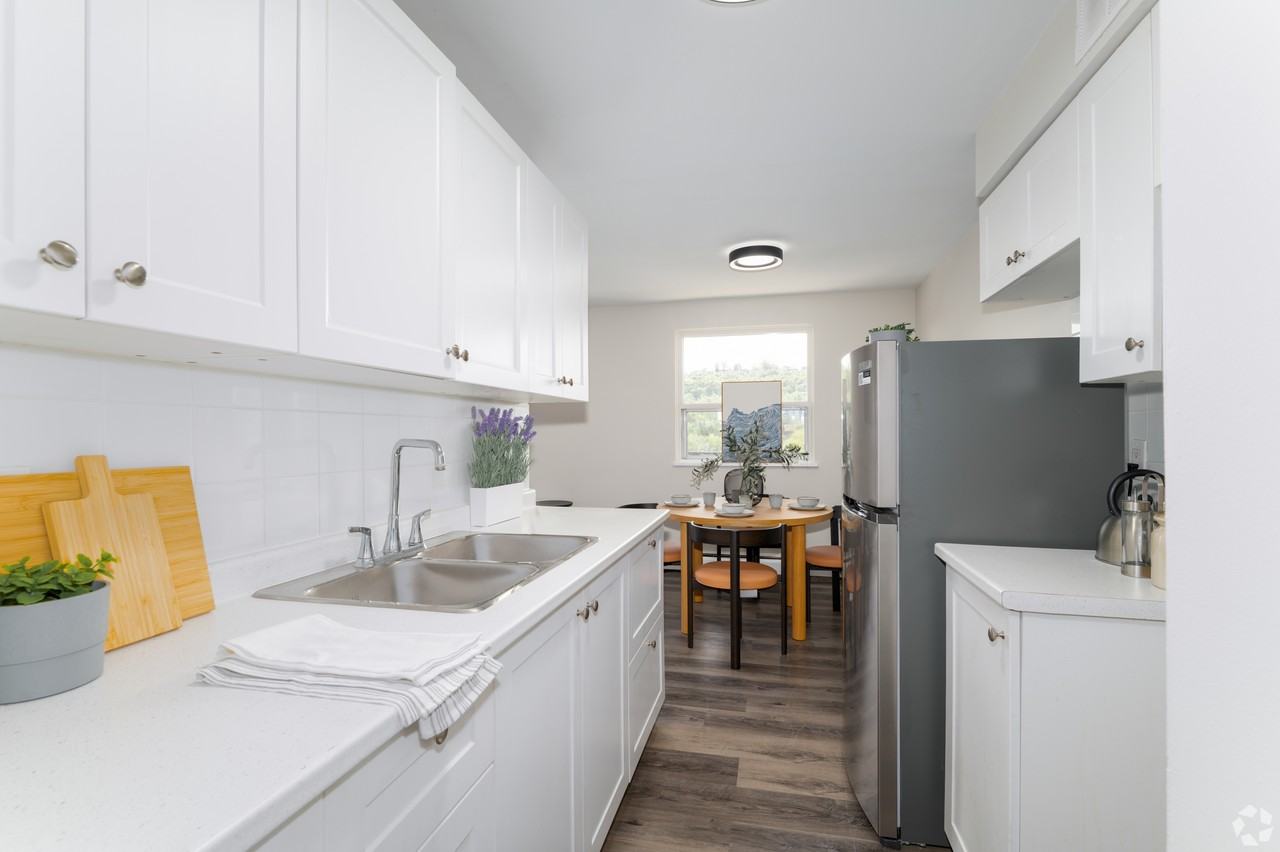 401 Main Street East - Photo 4 of 12
