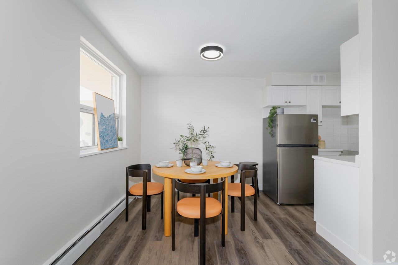 401 Main Street East - Photo 5 of 12
