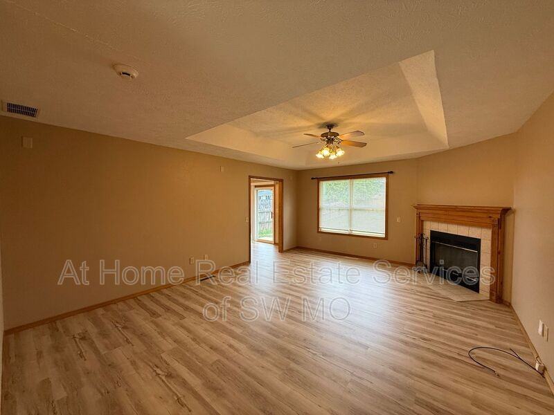 3737 W Roxbury St - Photo 2 of 10