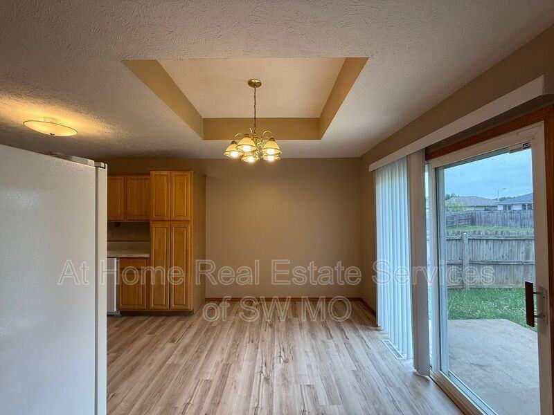 3737 W Roxbury St - Photo 4 of 10