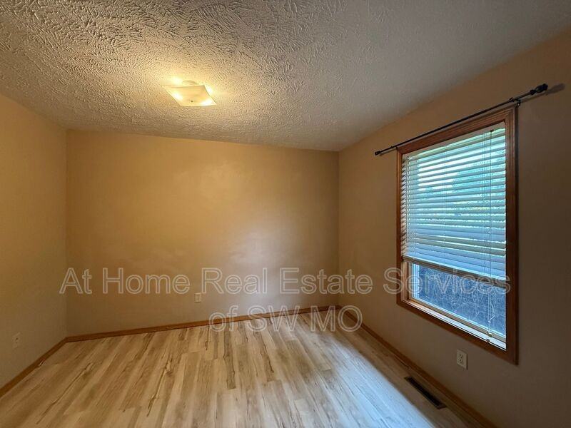 3737 W Roxbury St - Photo 7 of 10