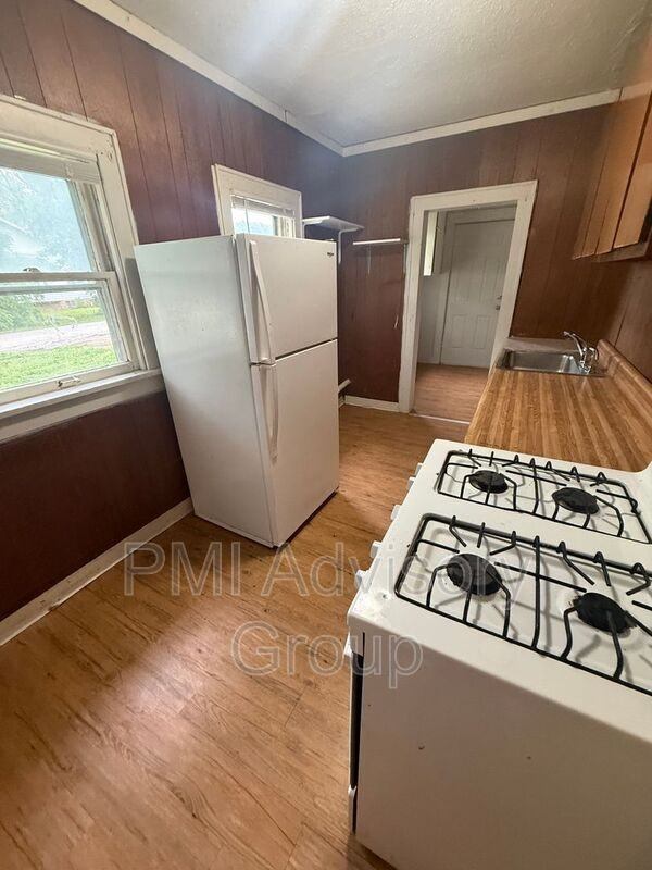 1003 Se 26th St - Photo 3 of 8