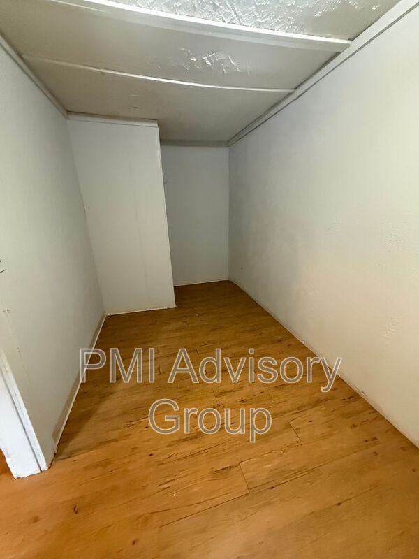 1003 Se 26th St - Photo 4 of 8