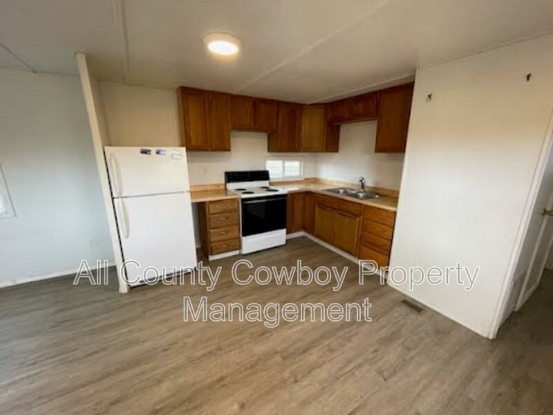 2081 Easterling St - Photo 2 of 7