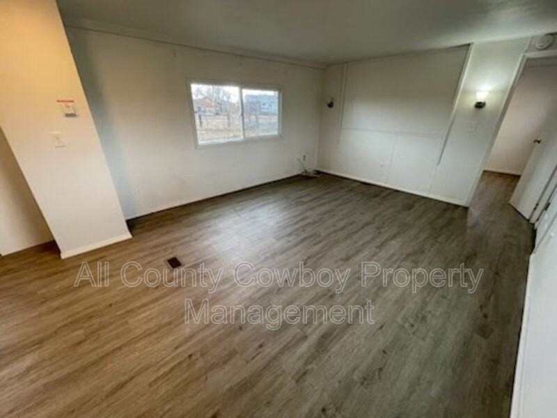 2081 Easterling St - Photo 3 of 7