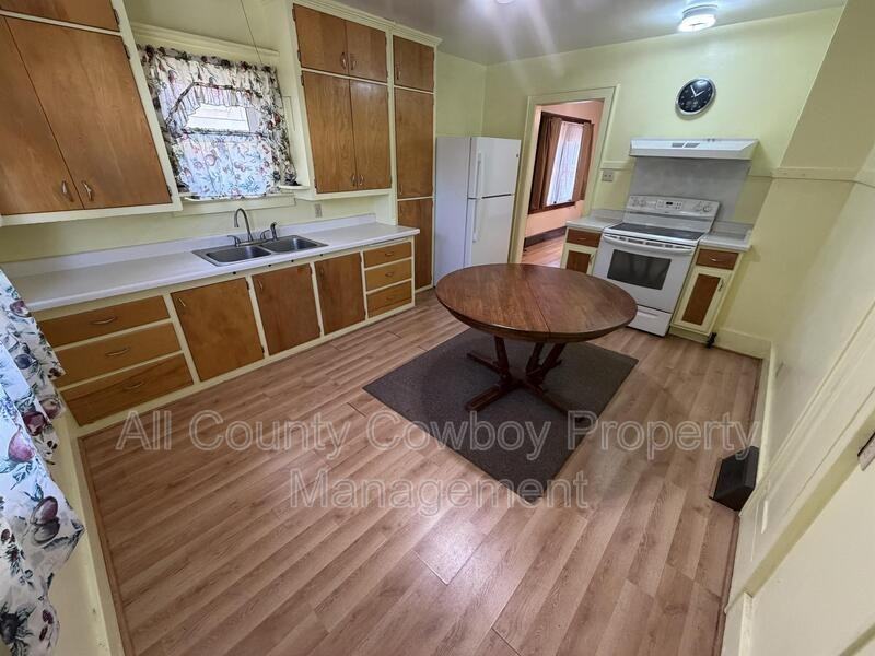 557 N 8th St - Photo 3 of 9