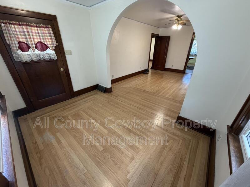 557 N 8th St - Photo 4 of 9