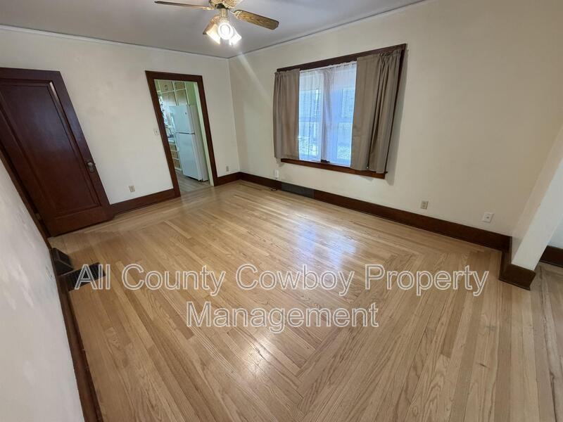 557 N 8th St - Photo 5 of 9