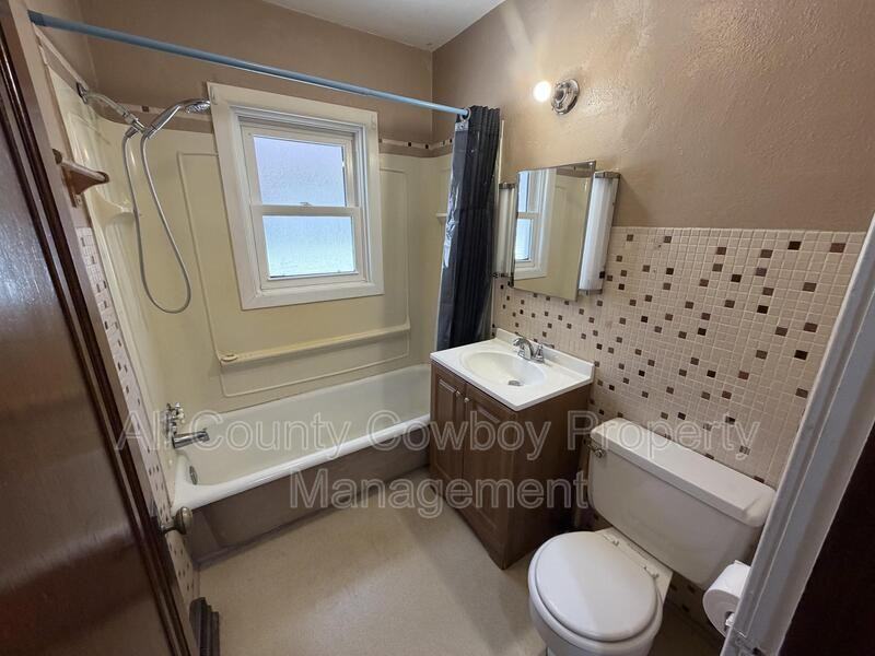 557 N 8th St - Photo 6 of 9