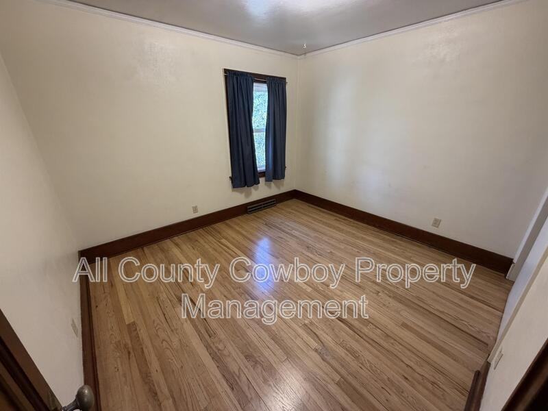 557 N 8th St - Photo 7 of 9