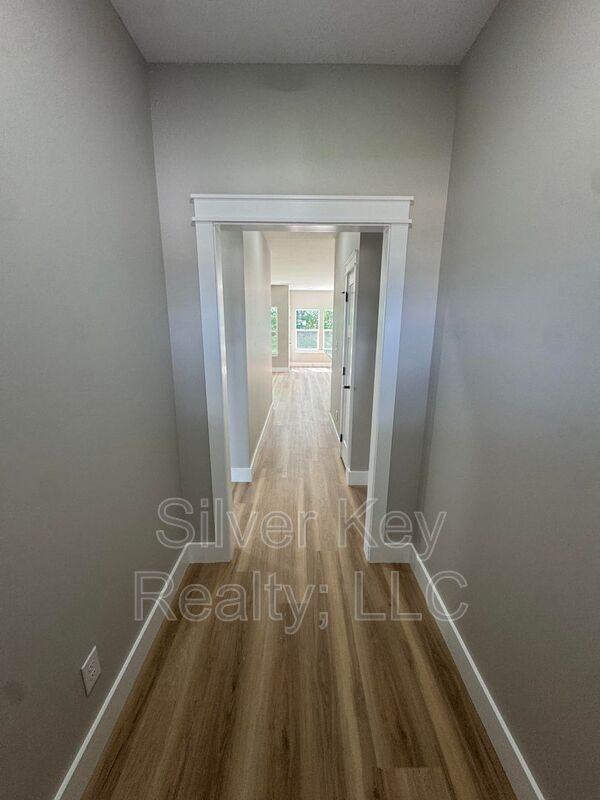 918 Stratford Ave - Photo 2 of 20