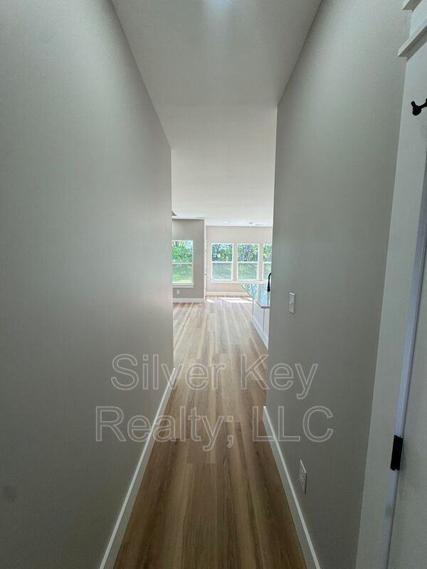918 Stratford Ave - Photo 3 of 20