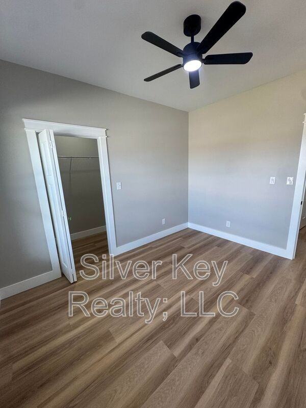 918 Stratford Ave - Photo 4 of 20