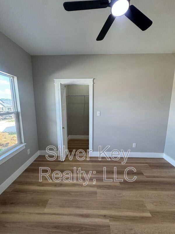 918 Stratford Ave - Photo 5 of 20