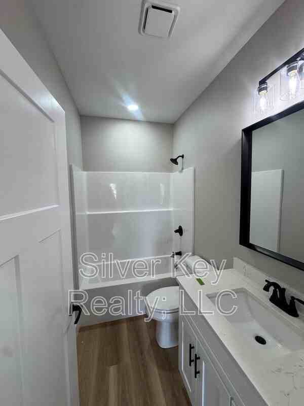 918 Stratford Ave - Photo 6 of 20