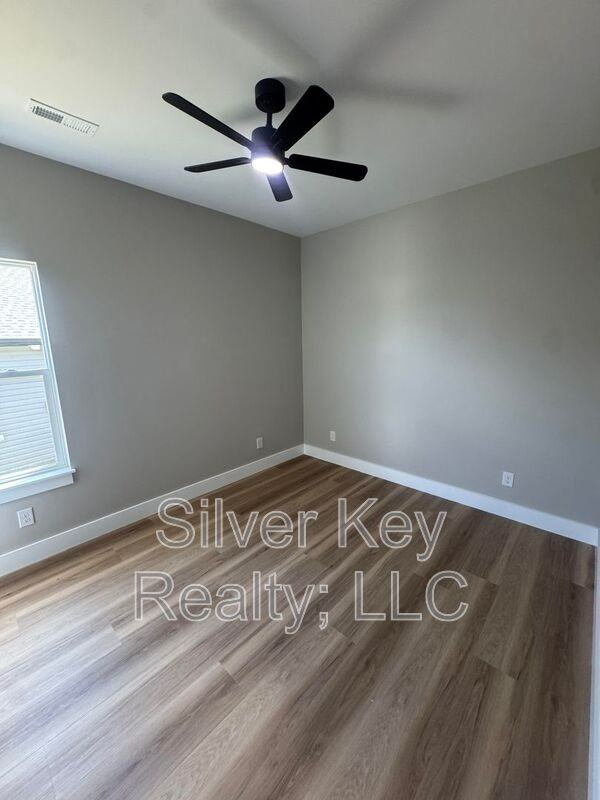 918 Stratford Ave - Photo 7 of 20