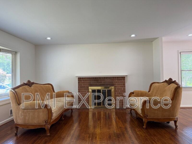 3203 Amador Dr - Photo 4 of 35