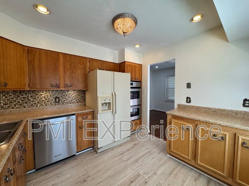 3203 Amador Dr - Photo 7 of 35