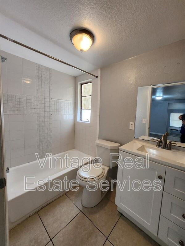 4611 N Hubert Ave #3 - Photo 6 of 9