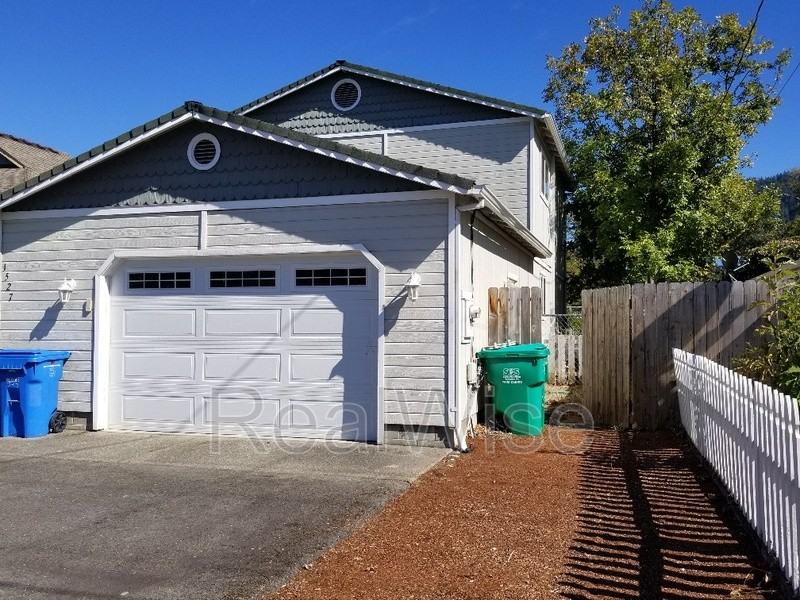 1527 Hamilton Ln - Photo 2 of 33