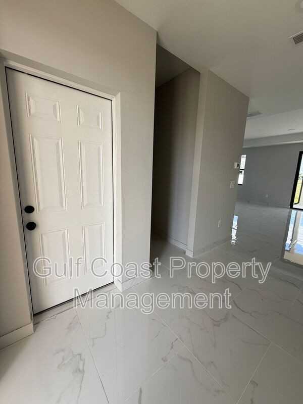 2015 Ne 8th Pl - Photo 3 of 24