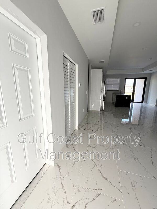 2216 Ne 10th Pl - Photo 4 of 35