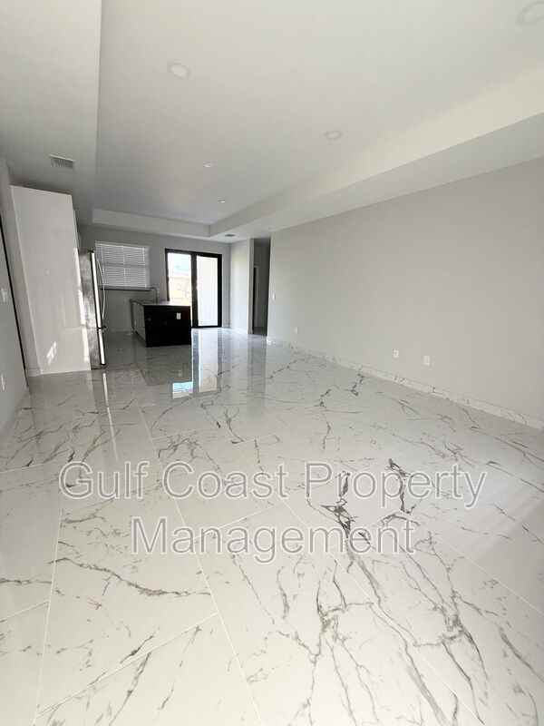 2216 Ne 10th Pl - Photo 5 of 35